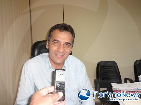 Prefeito Gilberto J&uacute;nior recebeu em seu gabinete florianense defensor dos Royalties.(Imagem:FlorianoNews)