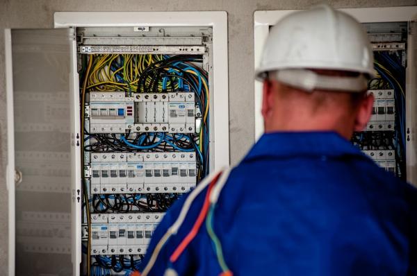 Eletricista, montador de móveis e técnico de geladeira são os profissionais mais buscados no ano