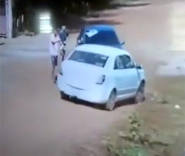 Família é obrigada a descer de carro durante assalto