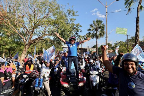 Joel, Jeová e Ciro recebem o carinho de populares em motociata pela zona Norte de Teresina(Imagem:Ascom)