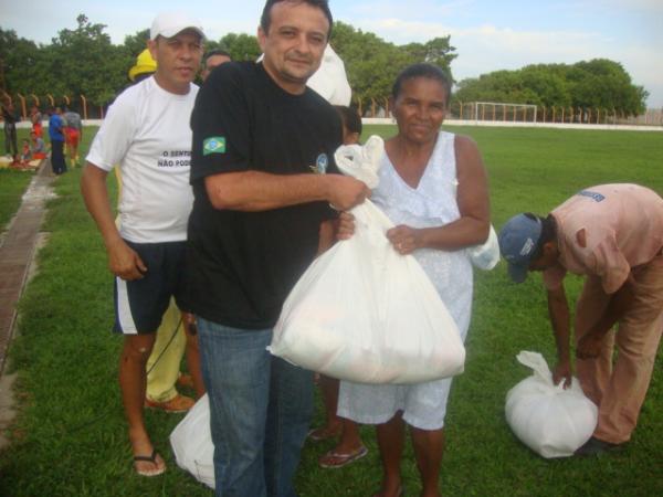 Entrega de Cestas - Jogo Beneficente do Amarelinho(Imagem:reda&ccedil;ao)