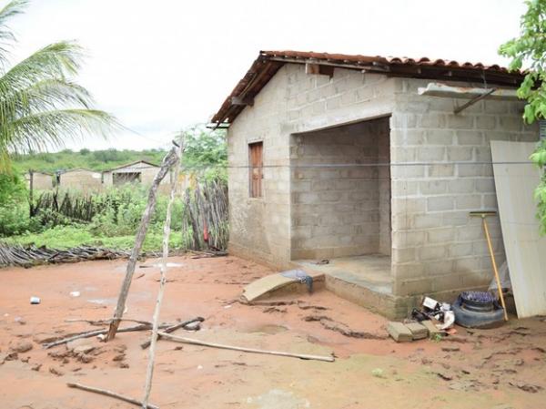 Casa foi invadida pela &aacute;gua e est&aacute; com problemas de estrutura.(Imagem:Alonso Gomes/Arquivo Pessoal)