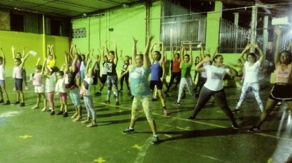 Dia da Mulher &eacute; comemorado com aul&atilde;o de Zumba na Escola Pequeno Pr&iacute;ncipe.(Imagem:FlorianoNews)