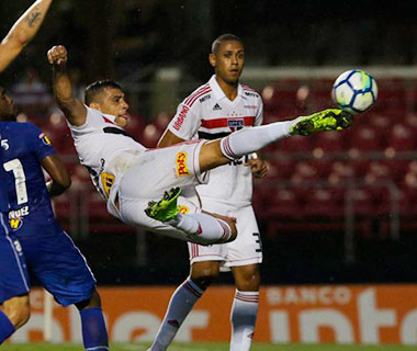 Diego Souza faz golaço e São Paulo vai à Libertadores