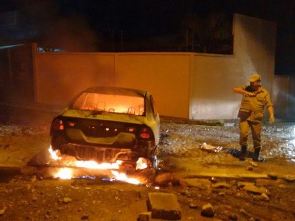 Gestos obscenos motivam briga e terminam em incêndio de carro no PI