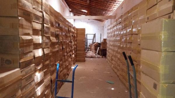 PM apreende caminhões e galpão lotados com cigarros contrabandeados no Piauí