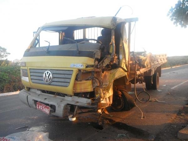 Acidente entre carreta e caminhão deixa uma pessoa ferida em Floriano