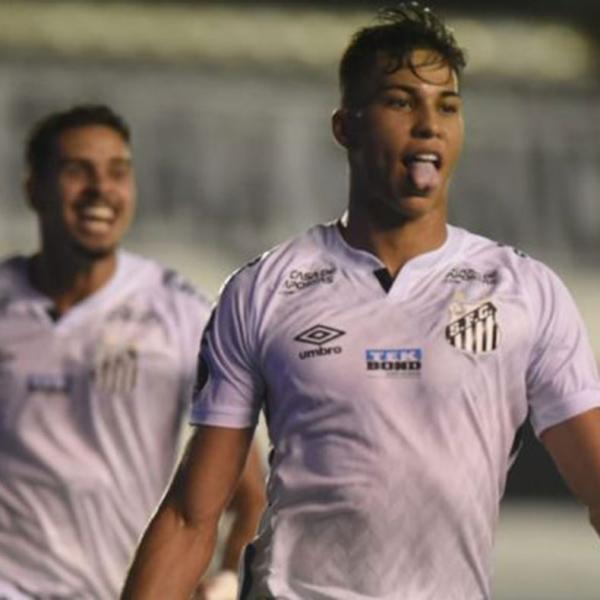 Quando surge uma grande promessa nas categorias de base do Santos, ela é logo chamada de