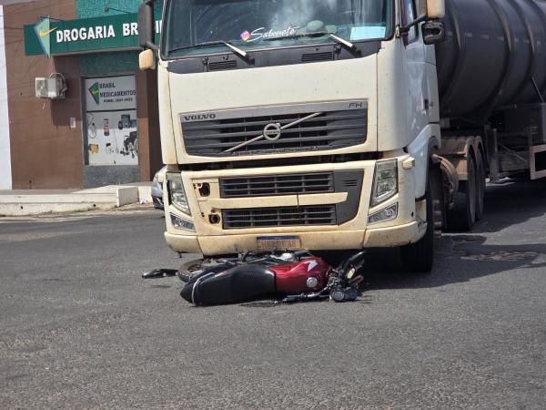 Motociclista escapa com ferimentos leves após colisão com caminhão em Floriano.(Imagem:Divulgação)