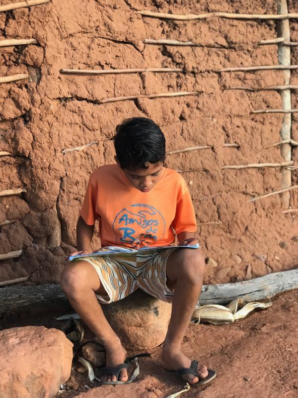 Criança estudando(Imagem:Reprodução)