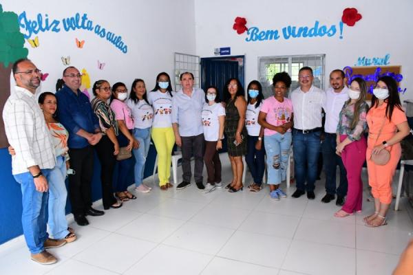A Prefeitura de Floriano, por meio da Secretaria Municipal de Educação, entregou nesta quinta-feira (7), no penúltimo dia de programação pelos 125 anos de Floriano, a quarta escola(Imagem:Reprodução)