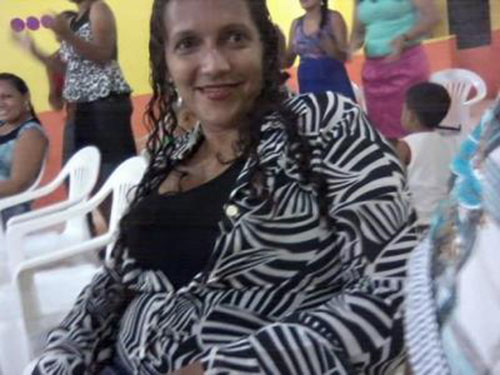 Suspeito de assassinar ex-mulher com 29 golpes de facão se apresenta à polícia