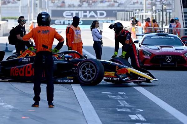 Isack Hadjar nos boxes ap&oacute;s ficar estacionado na largada em Abu Dhabi(Imagem:James Sutton/Formula Motorsport Limited via Getty )