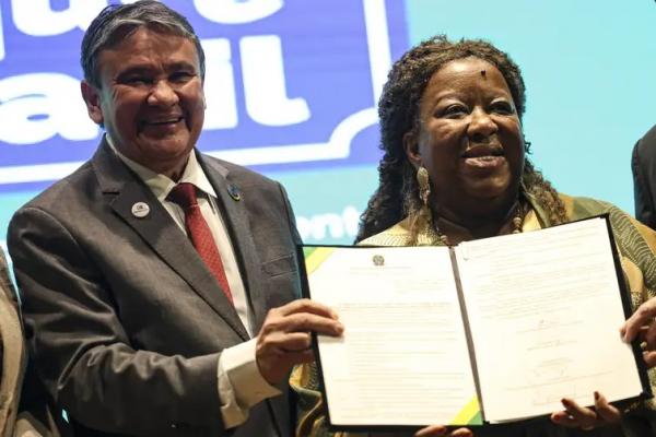 O ministro do Desenvolvimento Social, Wellington Dias, e a ministra dos Direitos Humanos, Maca&eacute; Evaristo, durante o lan&ccedil;amento do programa ?Aqui &eacute; Brasil?.(Imagem:Marcelo Camargo/Ag&ecirc;ncia Brasil)