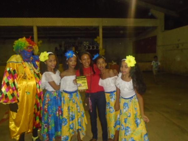 P&uacute;blico infantil lota gin&aacute;sio para prestigiar Show do Carrapeta em Bar&atilde;o de Graja&uacute;.(Imagem:FlorianoNews)