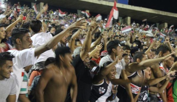 Torcedores comemoram t&iacute;tulo do Piauiense 2014 nas arquibancadas.(Imagem:Abdias Bideh/GloboEsporte.com)