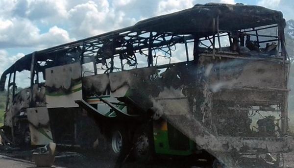 &Ocirc;nibus foi destru&iacute;do por inc&ecirc;ndio na BR-343, entre Piripiri e Capit&atilde;o de Campos.(Imagem:Leoc&aacute;dio Santos/Piripiri Rep&oacute;rter)