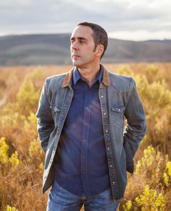 Affonsinho revitaliza parceria com Nelson Motta em single gravado com Clara Dias