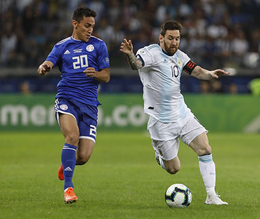 Messi marca, mas Argentina empata com Paraguai