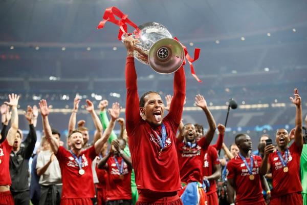 Campe&atilde;o europeu, Van Dijk &eacute; um dos candidatos a desbancar os astros Messi e Cristiano Ronaldo.(Imagem:REUTERS/Carl Recine)