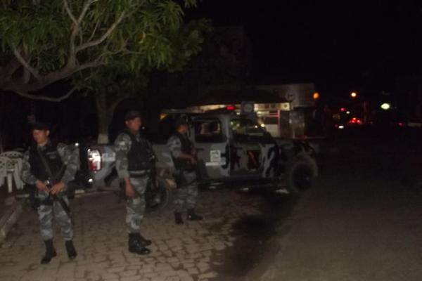 Policia Militar e For&ccedil;a T&aacute;tica realizam blitz educativa em Floriano.(Imagem:FlorianoNews)