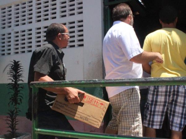V&aacute;rias urnas das zonas eleitorais apresentaram problemas e foram trocadas.(Imagem:Catarina Costa/G1)