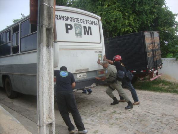 Policiais empurram &ocirc;nibus(Imagem:Floriano News)