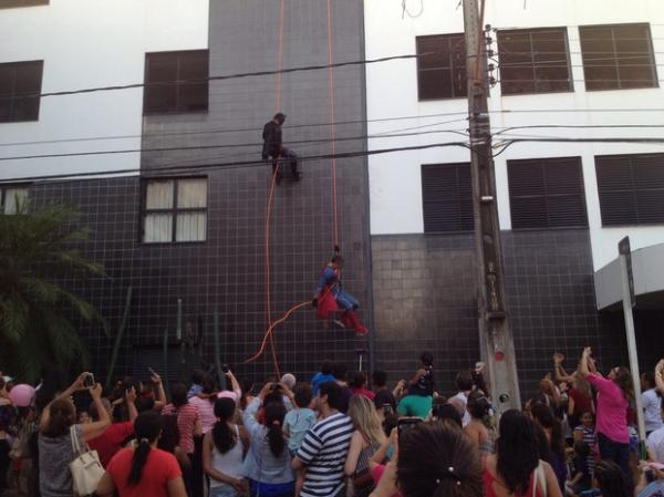 Crianças com câncer ganham desfile com super-heróis em Teresina
