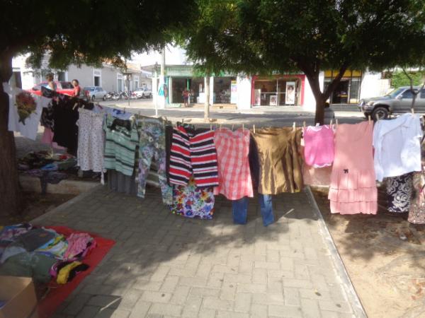 Grupo de jovens realiza bazar beneficente no Centro de Floriano
