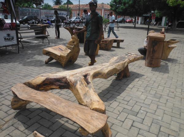 Floriano sedia 2&ordf; Feira de Artesanato na Pra&ccedil;a Dr. Sebasti&atilde;o Martins.(Imagem:FlorianoNews)