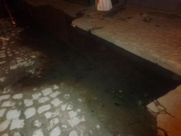 Moradores do bairro Irapuá I interditaram via para cobrar saneamento