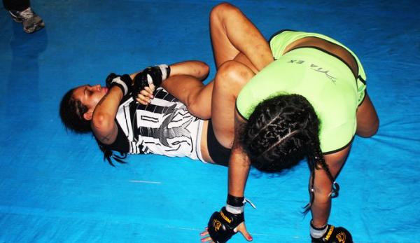 Juliana utilizou chave de bra&ccedil;o para finalizar Mirelle no Piau&iacute; Fight Gladiators.(Imagem:Josiel Martins)