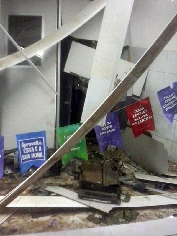 Caixas eletr&ocirc;nicos ap&oacute;s a explos&atilde;o.(Imagem:Reprodu&ccedil;&atilde;o Whatsapp)