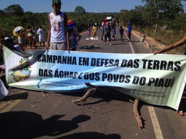 Com rodovia fechada, manifestantes liberaram apenas a passagem de ambul&acirc;ncias.(Imagem:Gilcilene Ara&uacute;jo/G1)