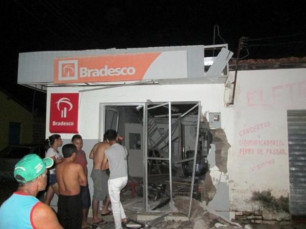 Bando explode ag&ecirc;ncia banc&aacute;ria no Piau&iacute;.(Imagem:Valdeck Silva)