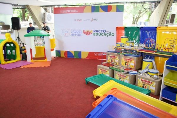 Primeira-dama Isabel Fonteles e secret&aacute;rio da Educa&ccedil;&atilde;o entregam Kit Creche para Angical do Piau&iacute;(Imagem:Divulga&ccedil;&atilde;o)