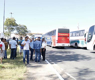 Protesto impede saída de dezenas de ônibus na rodoviária de Teresina