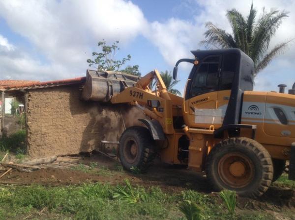 Trator derruba casas na Vila Elmano F&eacute;rrer, Zona Norte de Teresina.(Imagem:Gil Oliveira/G1)