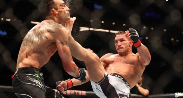 Lutador do UFC, Tony Ferguson, fica irreconhecível ao levar chute no rosto