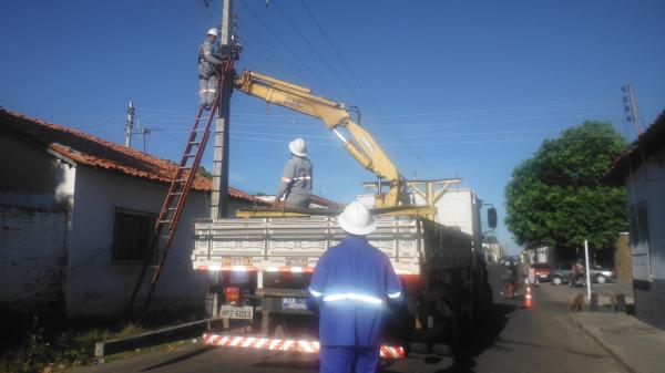 Caminhão bate em poste e provoca falta de energia em vários bairros de Floriano.(Imagem:FlorianoNews)