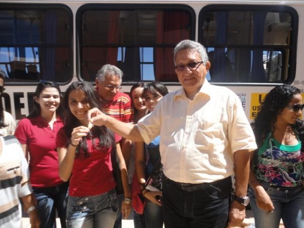 Entrega da chave do &ocirc;nibus.(Imagem:FlorianoNews)