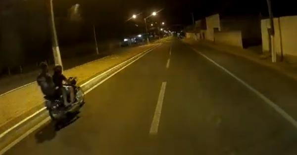 VÍDEO: Dupla de motoqueiros dispara contra caminhão em Floriano