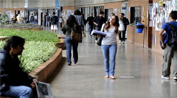 Para entidade, corte do governo Bolsonaro na Educação afeta água e luz e "inviabiliza" universidades