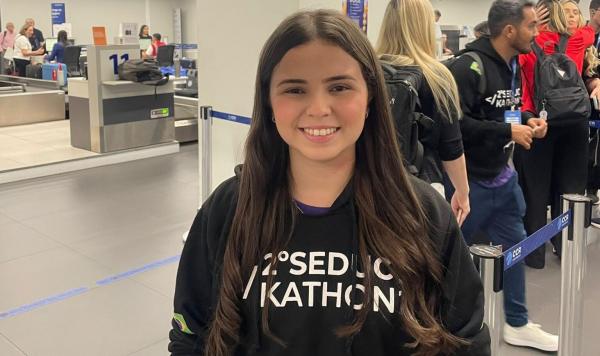 A estudante Helenice embarca animada para Recife, onde participar&aacute; de curso de prototipagem e realizar&aacute; a solicita&ccedil;&atilde;o do visto americano.(Imagem: Ascom Seduc)