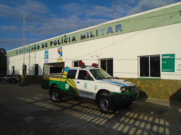 Após cometer assalto, jovem vai até residência de vítima fazer ameaças