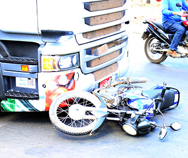 Caminhão atropela motociclista e BR-343 é parcialmente interditada