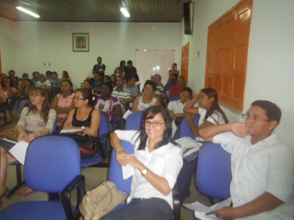 Sec. de Educa&ccedil;&atilde;o realizou reuni&atilde;o com diretores das escolas municipais.(Imagem:FlorianoNews)