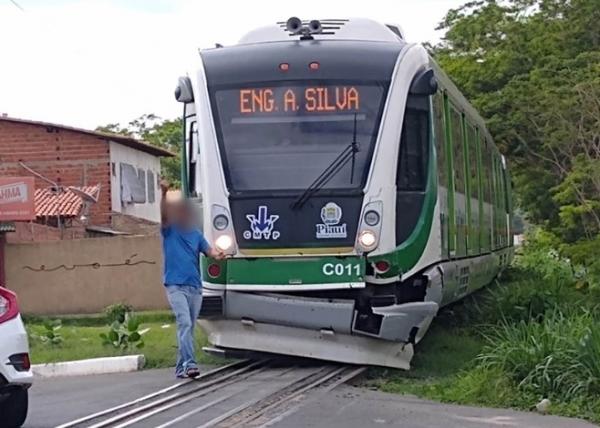 Na avenida Higino Cunha, VLT colide em ve&iacute;culo que estava parado sobre os trilhos(Imagem:Reprodu&ccedil;&atilde;o/WhatsApp)