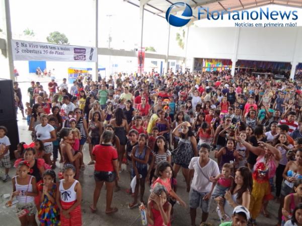 Matin&ecirc; de carnaval re&uacute;ne centenas de foli&otilde;es no CEC. (Imagem:FlorianoNews)