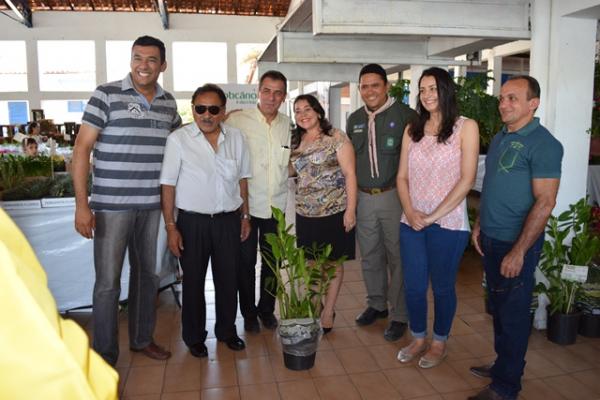 Escoteiros recebem doa&ccedil;&atilde;o no Festival de Flores de Holambra de Floriano.(Imagem:Waldemir Miranda)
